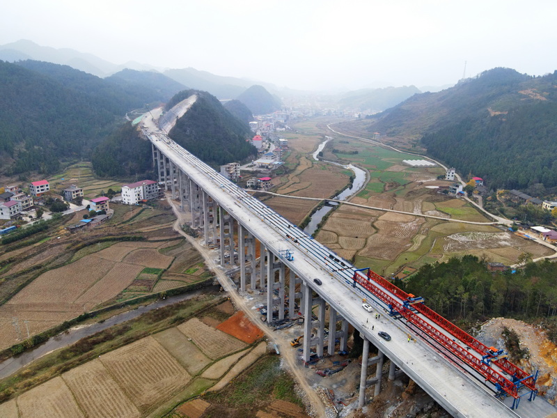 永新4標(biāo)率先實(shí)現(xiàn)主線全幅貫通